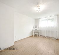 Pokoj s podlahou s dřevěným dekorem a toaletním stolkem v rodinném domě.