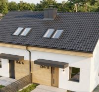 Rodinný dům v Sasinkově na ulici Sasinkovo s tmavou střechou a dřevěnými detaily.