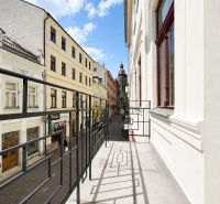 Balkon s výhledem na ulici Mlynská, Košice - městská část Staré Město, před kancelářemi.