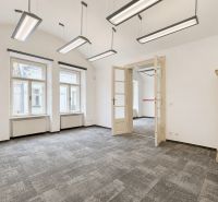 Kanceláře s kachlovými kamny a závěsnými svítidly, podlaha s dřevěným dekorem.