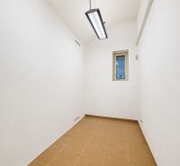 Bílé stěny, malá místnost, stropní svítidla, dlažba, kanceláře.