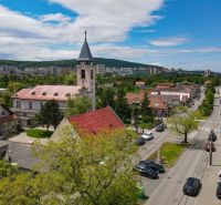 Kostel a ulice v Bratislavě - Lamači na Studenohorské blízko přírody a města.
