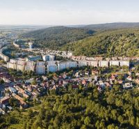 Letecký pohled na obytnou oblast na Studenohorské ulici v Bratislavě - Lamač s okolními lesy.
