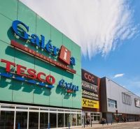 Obchodní centrum na Studenohorské ulici v Bratislavě - Lamači s obchody Tesco a CCC.