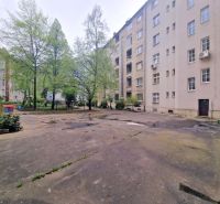 Dvorek mezi bytovými domy na Murgašově ulici v Bratislavě - Starém Městě.