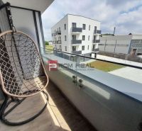 Balkon 2-pokojového bytu na Slunečnicové v Rovince s houpačkou a výhledem na okolí.