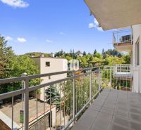 Balkon 4-pokojového bytu na Uhrej ulici Bratislava III s výhledem na zeleň.