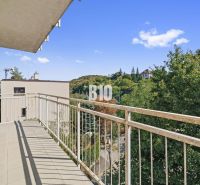 Balkon ze 4pokojového bytu na Uhrové ulici v Bratislavě III s výhledem na zeleň.