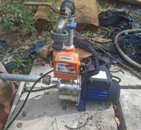 Vodní pumpa a hadice na komerčních pozemcích v Holíči.