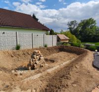 Dvůr s výkopem a hromadou cihel na Rekreačních pozemcích na Selešťanech v Záhorcích.