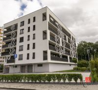Budova na Severní ulici v Banské Bystrici s balkony a okrasnými ploty.