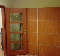 Otevírací dveře do kuchyně, podlaha s dřevěným dekorem, vchod vedoucí do 3pokojového bytu.