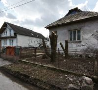 Rodinný dům na Tučekově ulici ve Velkém Krtíši, vedle jiných domů.