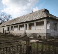 Rodinný dům na Tučekově ulici ve Velkém Krtíši se starou střechou a zahradou.
