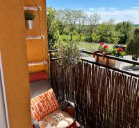 Balkon v 3-pokojovém bytě s pohodlným křeslem a výhledem na zeleň ve Velkém Lapáši.