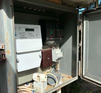 Elektrická rozvodná skříň v zahradě v Komárně s měřičem spotřeby energie.