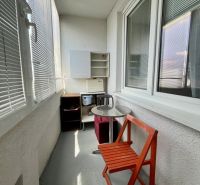 Balkon s posezením a nábytkem v garsonce.