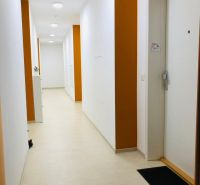 Chodba bytového domu na Bystrické ulici v Bratislavě-Devínskej Novej Vsi.