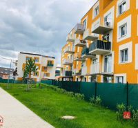 Bytový komplex na ulici Bystrická, Bratislava-Devínska Nová Ves, s chodníkem a travnatou plochou.