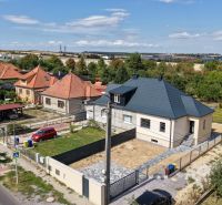 Rodinný dům na Trnavské ulici v Nitře obklopený zahradami a sousedními domy.