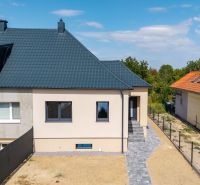 Rodinný dům na Trnavské ulici v Nitře s tmavou střechou a upraveným dvorem.