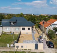 Rodinný dům na Trnavské ulici v Nitře, s přístupovou cestou a zahradou.