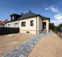 Rodinný dům na Trnavské ulici v Nitře s přístupovým chodníkem a dvorem.