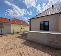 Rodinný dům na Trnavské ulici v Nitře má terasu s neudržovaným dvorem.