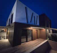 Vila v Ninu s moderní architekturou a podlahou s dřevěným dekorem.