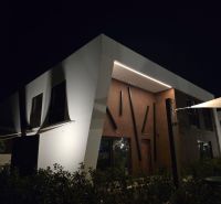 Vila ve městě Nin na ulici Nin s unikátním architektonickým designem během noci.