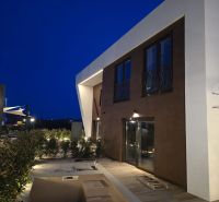 Vila na ulici Nin v Ninu s moderní architekturou a terasou večer.