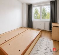 Světlá ložnice v 2pokojovém bytě s postelí a podlahou s dřevěným dekorem.