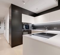 Černobílá kuchyně s podlahou s dřevěným dekorem v 3-pokojovém bytě, moderní design.