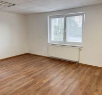 Prázdná místnost s podlahou s dřevěným dekorem, oknem a bílými stěnami v rodinném domě.