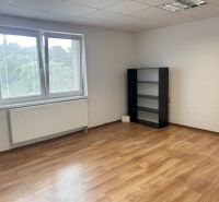 Interiér rodinného domu s policí, oknem a podlahou s dřevěným dekorem.