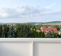 Výhled na zeleň a střechy v Bánovcích nad Bebravou z 2pokojového bytu.