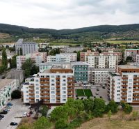 Výhled na bytové domy a přírodu v městské části Bratislava - Nové Mesto na Nobelově.