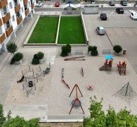 Dvůr u 3pokojového bytu na Nobelově v Bratislavě - Novém Městě s dětským hřištěm.