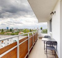 Balkon 3-pokojového bytu na Nobelově ulici v Bratislavě - Nové Město s výhledem.