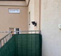 Balkon s umělým trávníkem v 2pokojovém bytě v Šamoríně.