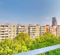Pohled na bytové domy obklopené zelení na Jégeho ulici v Bratislavě - Ružinov.