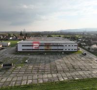 Výrobní prostory na Pezinské ulici ve Vinosadech, velká zpevněná plocha.