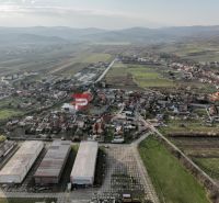 Pohled shora na Výrobní prostory v obci Vinosady na Pezinské ulici.