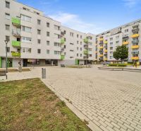 V Bratislavě - Dúbravce na ulici Pri Hrubej lúke, bytovky a hřiště.