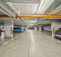 Podzemní parkoviště s automobily v Bratislavě - Dúbravce na ulici Pri Hrubej lúke.