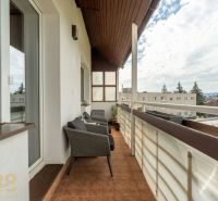 Balkon 3-pokojového bytu v Popradu s výhledem na okolí a relaxačním posezením.