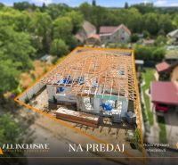 Rodinný dům v Marcelové ve výstavbě s dokončenou dřevěnou střešní konstrukcí.