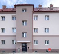 Fasáda obytného domu na Železničnej ulici v Šahách nabízí 1-pokojové byty.