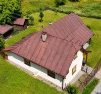 Rodinný dům v Makově na Černém nabízí zahradu s dřevěnými přístřešky a stromy.