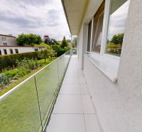 Balkon se zaskleným zábradlím v Petržalce na ulici Kremnická, u třípokojového bytu.